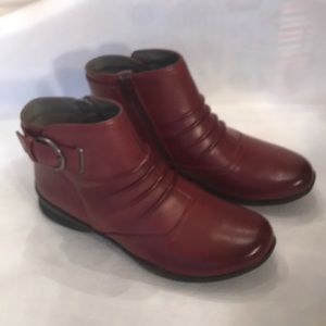 NIB Earth Natural Tahoe Merlot Leather Side Zip Ankle Booties 7 1/2 Wide